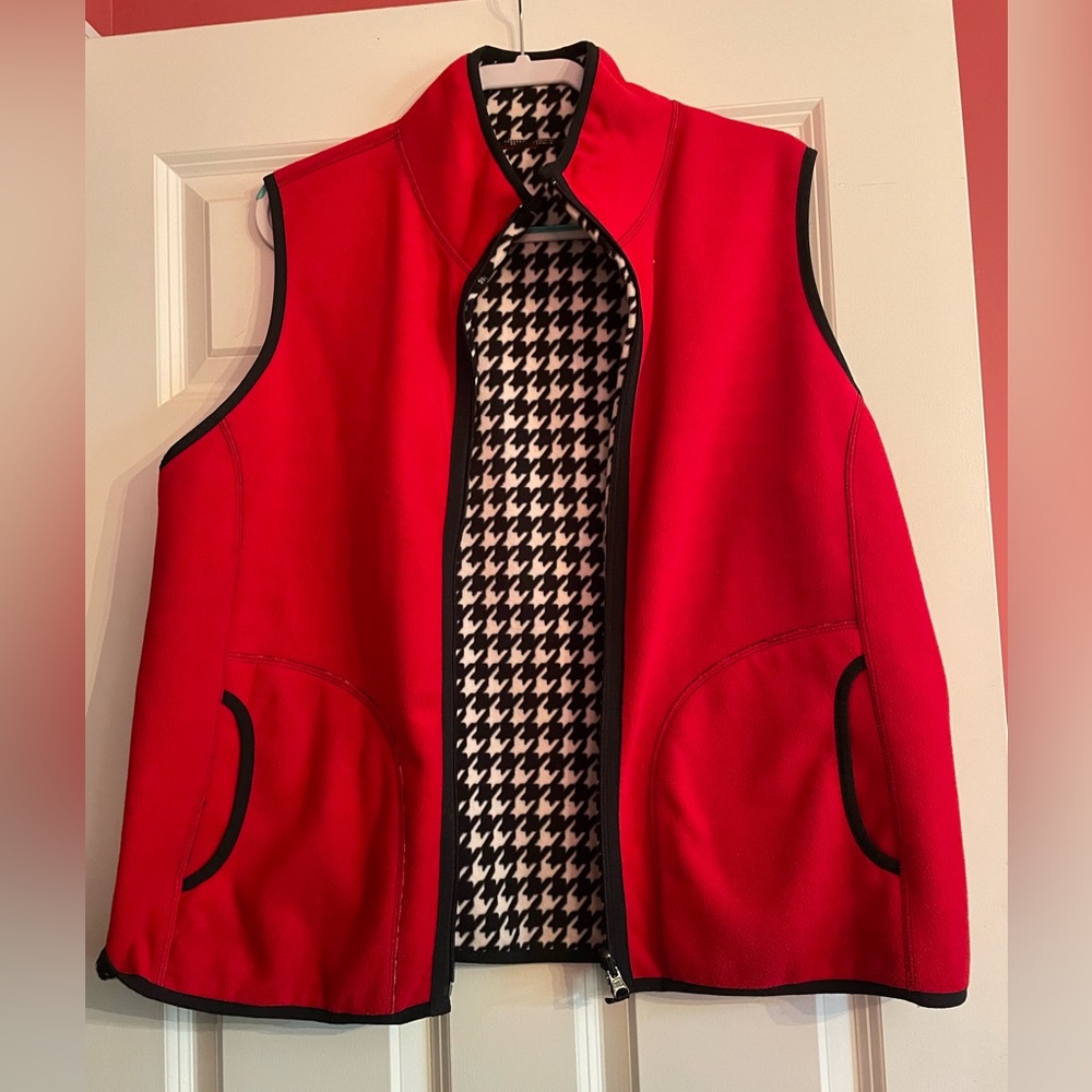 Reversible red/houndstooth vest xl